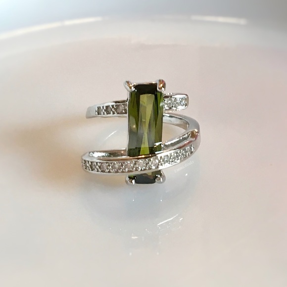 New Green Geometric Cubic Zirconia & Crystal Ring - Picture 13 of 14